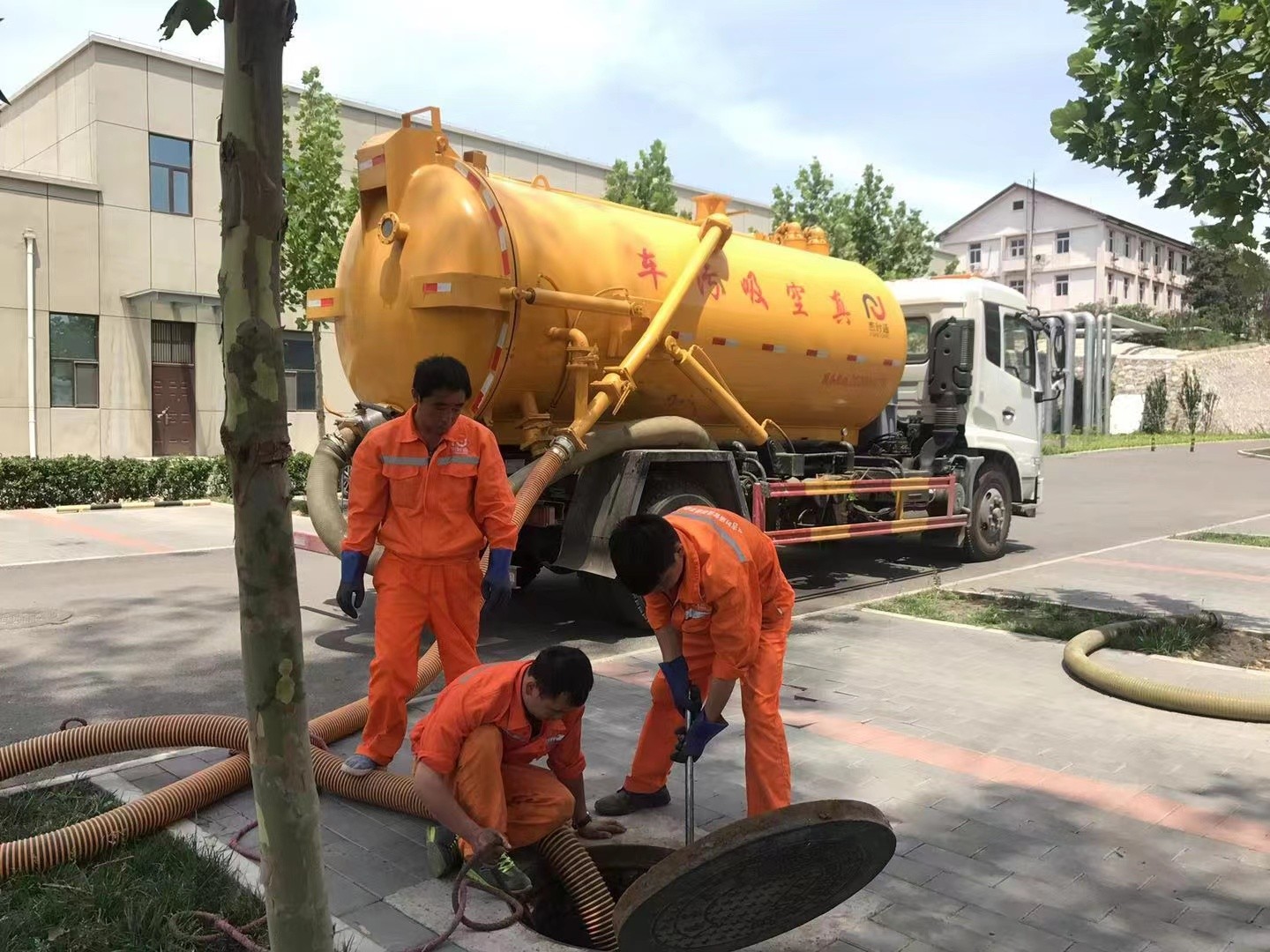 渠县管道疏通车停在窨井附近