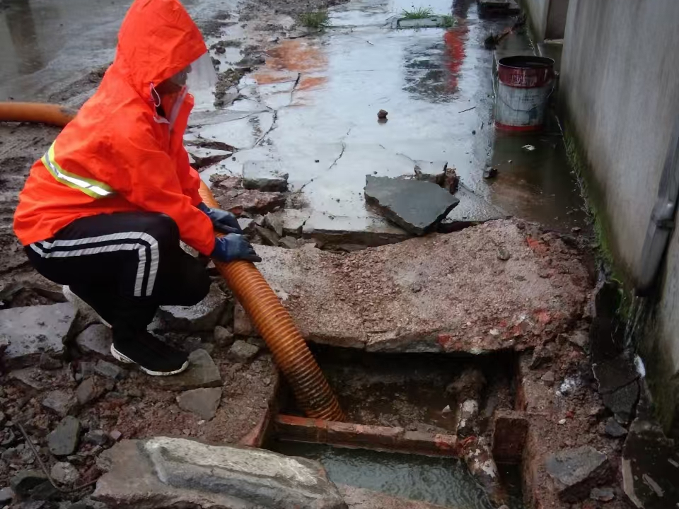 渠县专业清理污水池 炜誉市政以规范流程守护城市 “肠道”